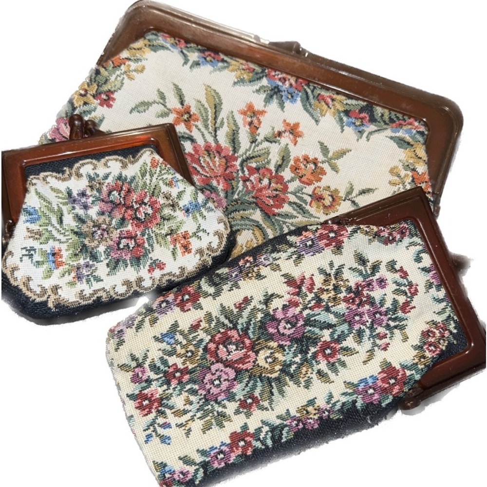 Rare find!!!!! Vintage 3 set coin purse cigarette holder and a small bag..